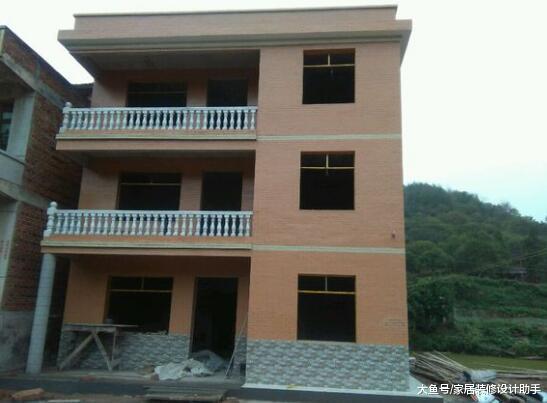 为了不比邻居矮一头, 鱼塘边只花24万建三层无柱子被喷的不敢出门