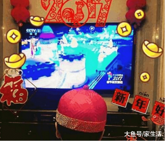 参观李思思住的房子，连个梳妆台也雕刻精美，每件家具都很奢华