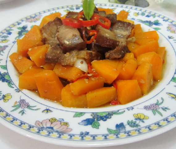 老南瓜炒腊肉，老人小孩都爱吃，老婆能吃一大锅