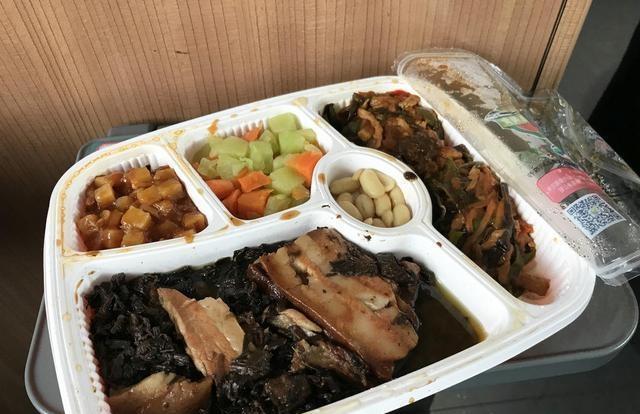 65元的高铁盒饭对比85元的迪士尼盒饭，网友：没有对比就没有伤害