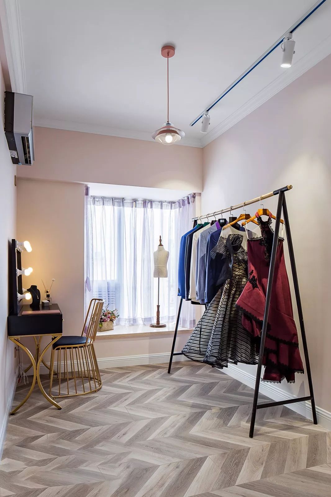 懂得摆衣帽架的人，气质一般都比较优雅！