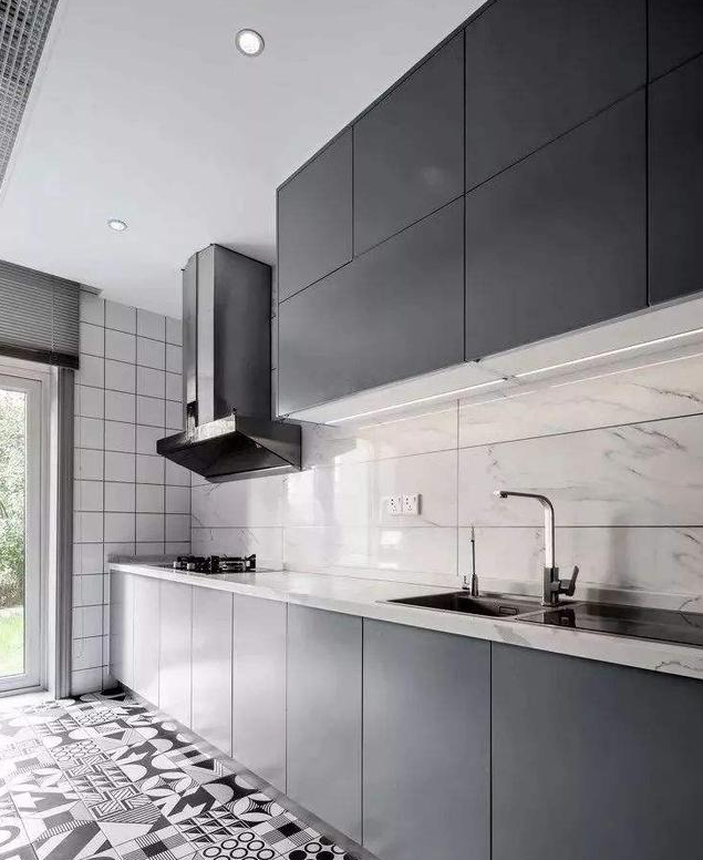 厨房选门，主要是选开门方式，不是材料！看看你家厨房适合什么门