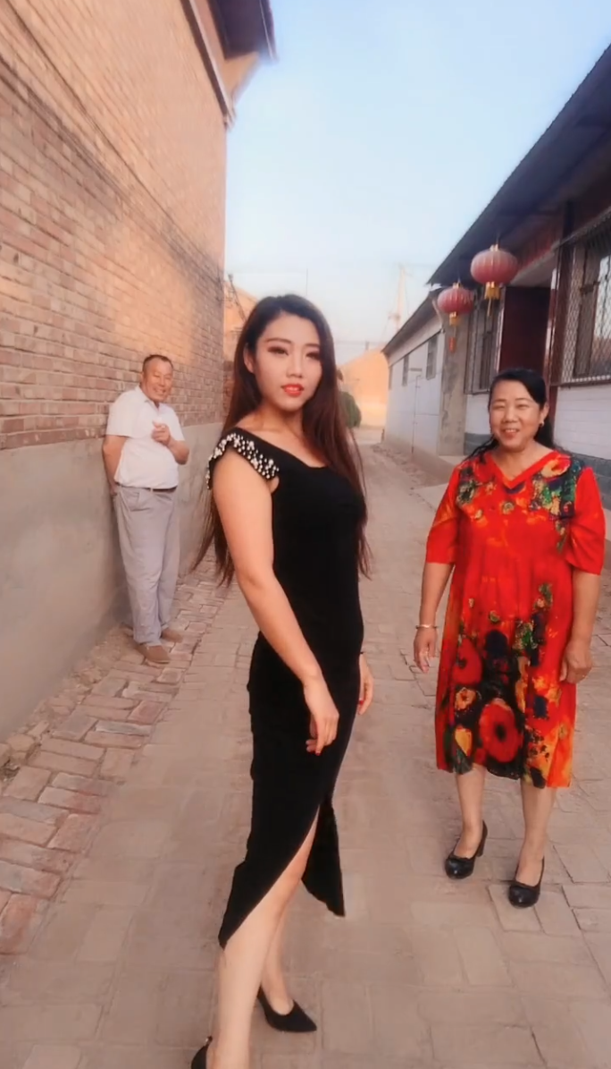 农村少妇穿这连衣裙有点前卫了，婆婆当场就给她捂住了