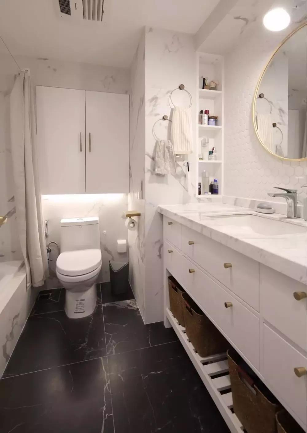 卫生间的面积不大，可以在洗手台边上做个壁龛来收纳