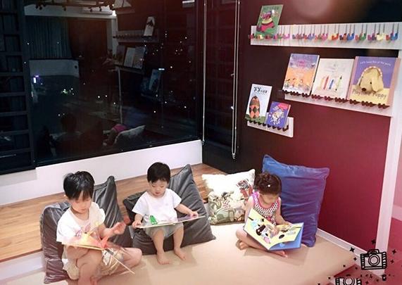 刘畊宏晒出自己的豪宅，飘窗台塞满了玩偶，生活中太宠孩子了