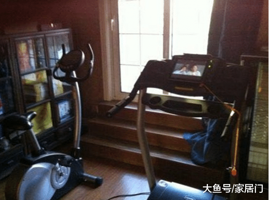 带你参观高晓松住的豪宅，书房堆满了书籍，难怪这么有才了