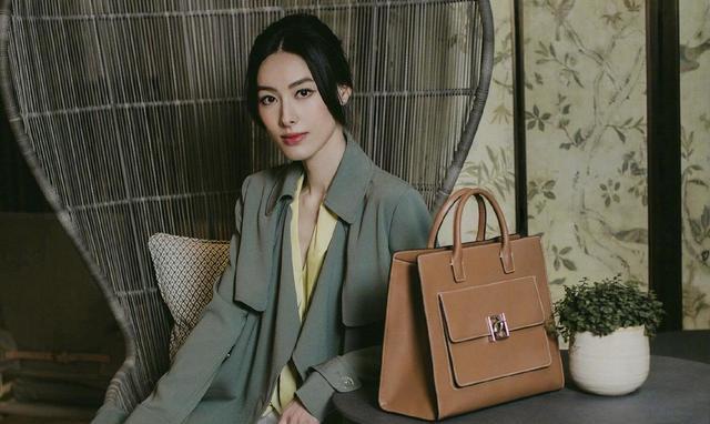 梁洛施身材、气质好女神，小香风外套配牛仔裤，哪像3娃的妈妈？