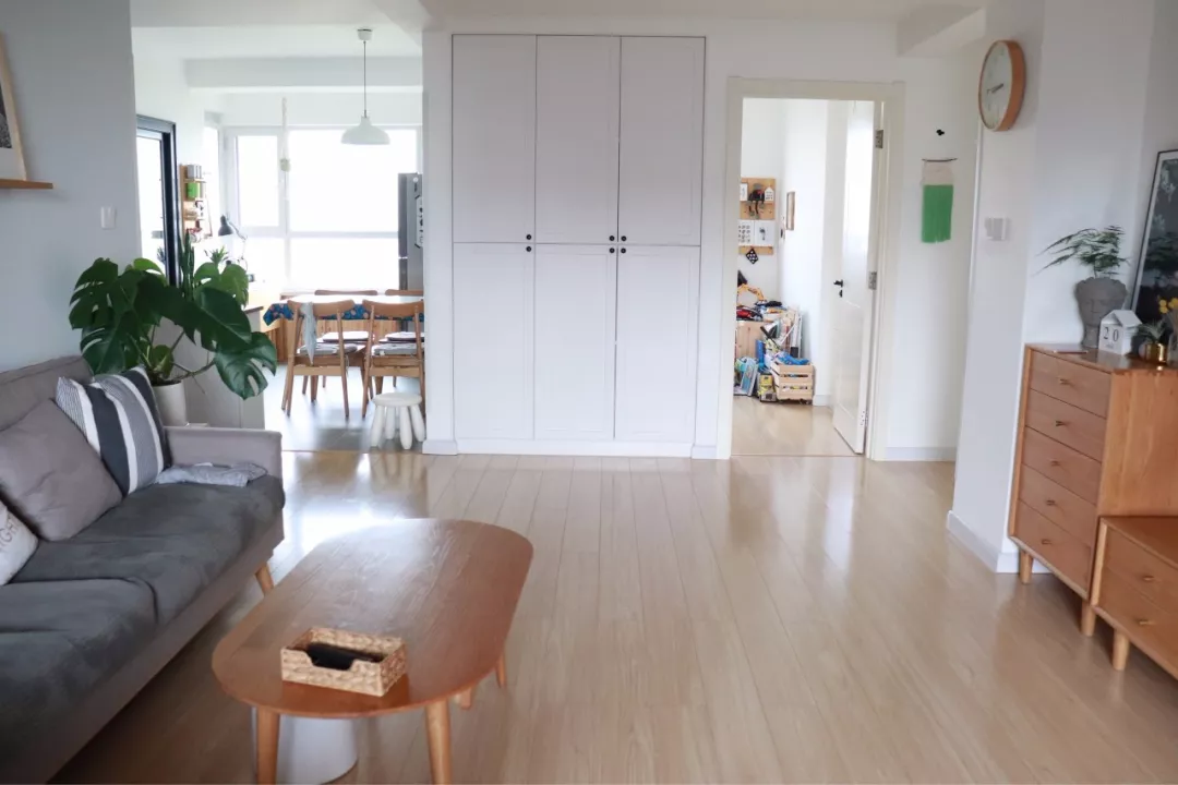 给你家客厅也铺上木地板，让整个家变得更加温馨舒适