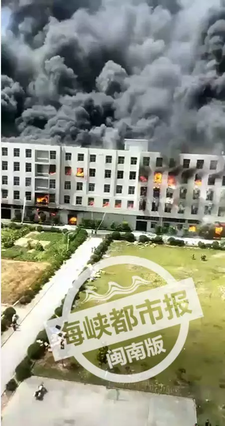 突发视频，晋江五里工业区一鞋厂火灾，浓烟滚滚