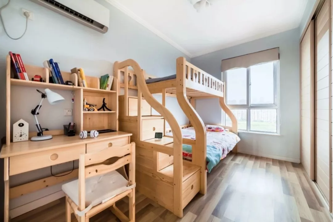 87平的简约风小户型二居室，奶咖色的背景墙好温馨