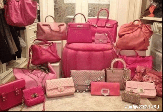 看看吴佩慈所住的豪宅，这沙发看上去就觉得不一般，生活很幸福