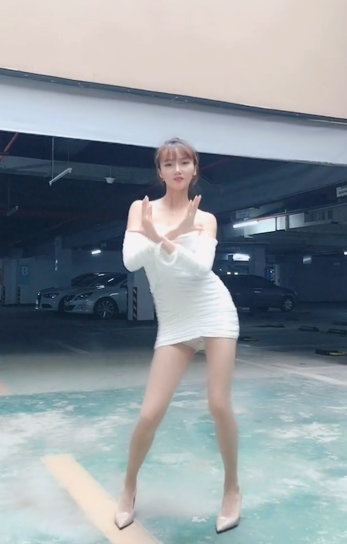 美女停车场跳舞，不怕影响过往的车辆吗？