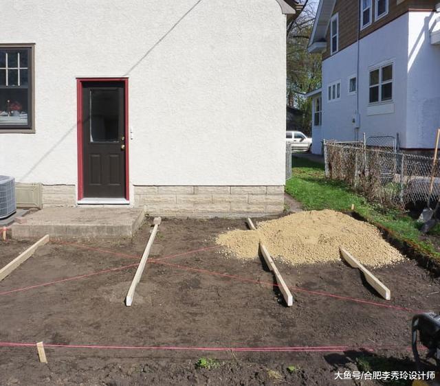 门前的院子老是长杂草，不用打水泥，直接铺一层石砖，小院子干干净净