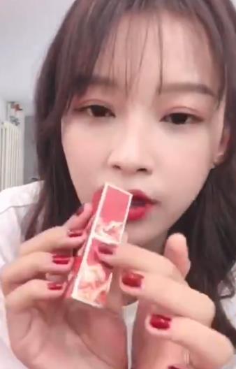 孙怡随手晒的口红，价格公布后，网友：我从此再也不用阿玛尼了！