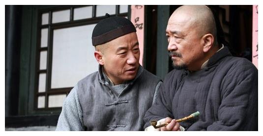 他是资深老戏骨，一生不接广告，张国立给他当配角，如今无戏可拍