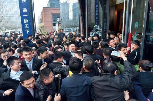 到底是炒房客推高了房价？还是高房价催生了炒房客？