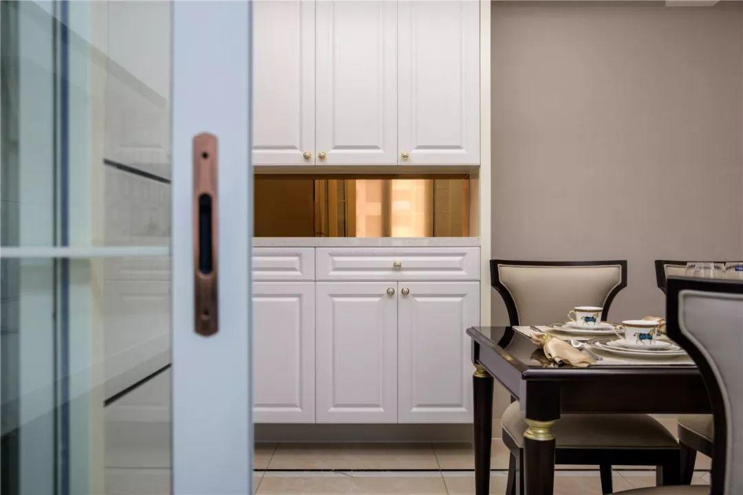 简洁现代化的硬装，搭配精致轻奢的软装，这样的三居室实在不错！