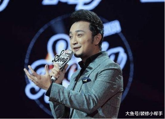 主持人尼格买提的房子，地板铺了地毯，一股浓浓的新疆味道