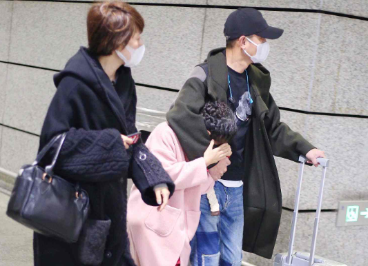 被突如其来的祝福弄蒙圈，文章否认新恋情，只是女性友人接机