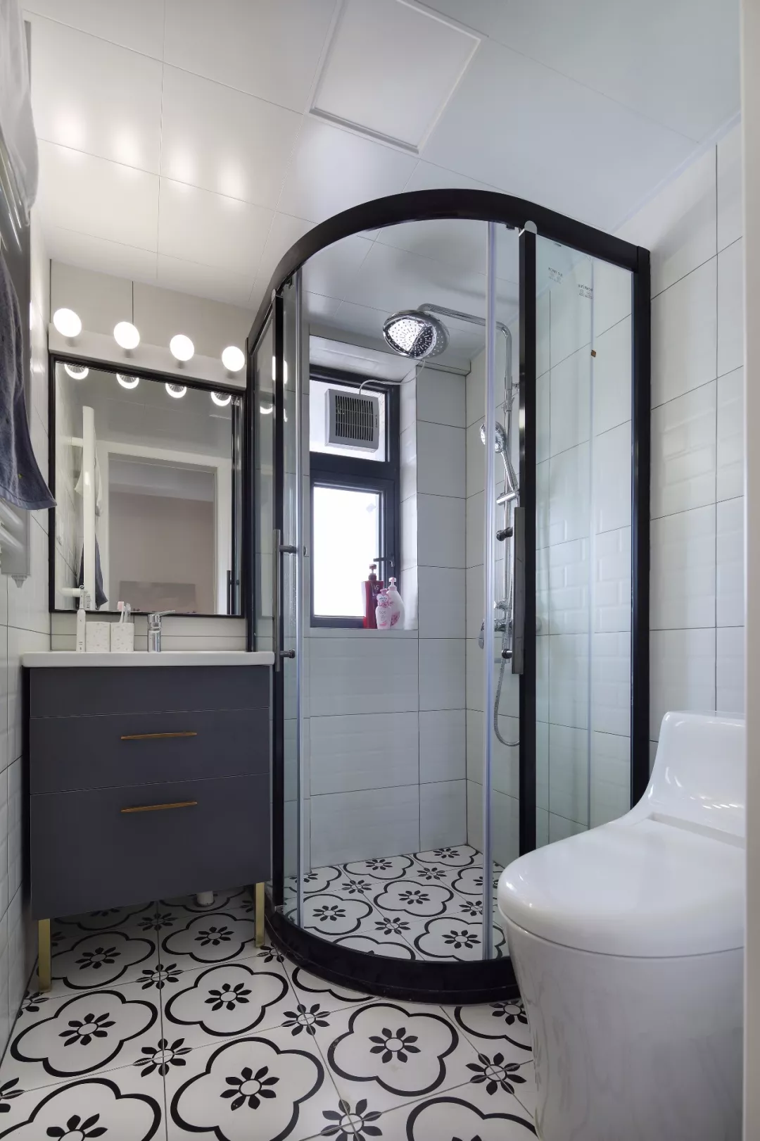 看腻了亮银色的淋浴房，那卫生间做黑框淋浴房怎么样？