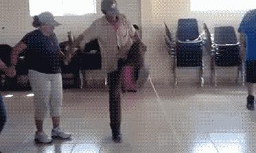 爆笑GIF 美女去玉米地干啥去？玉米苞都还没长呢！