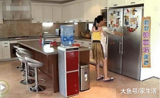 钟丽缇晒出自己的豪宅，单单客厅就三层楼高，旋转楼梯真够气派