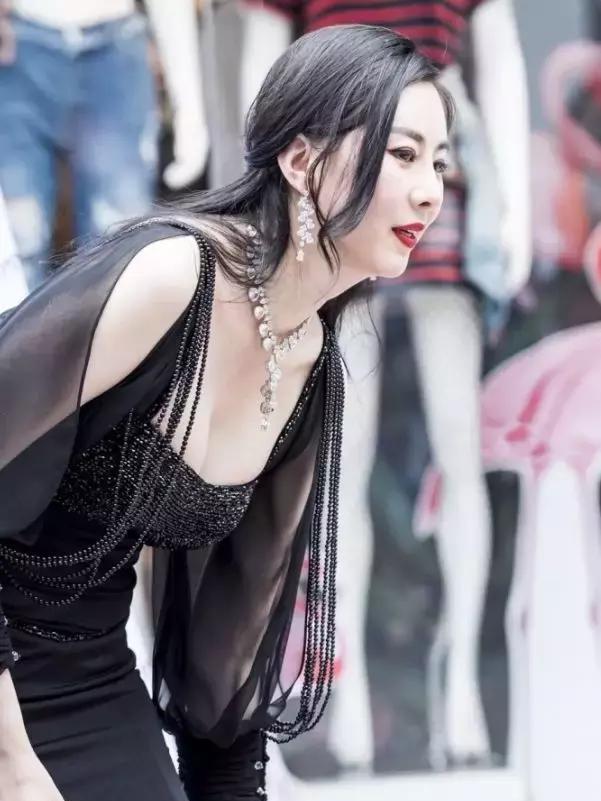 摄影：踩到裙子摔倒怎么办，真替她担心