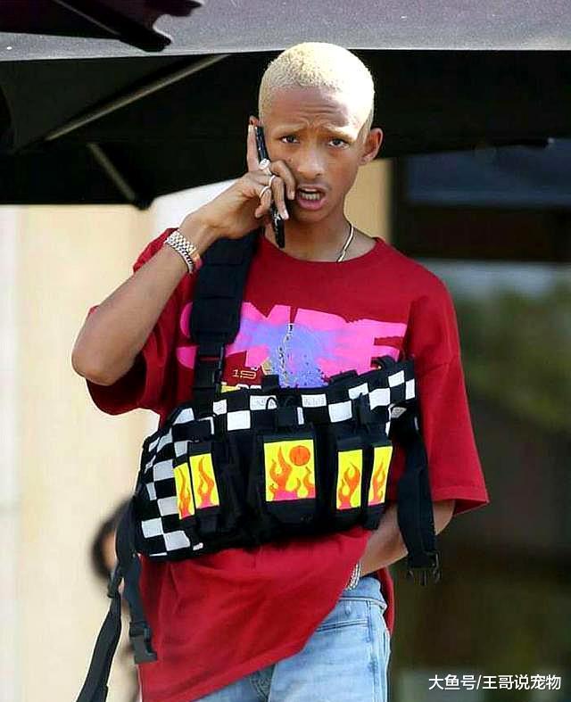 他因父亲出名，和成龙合作，如今21岁却满头黄发！