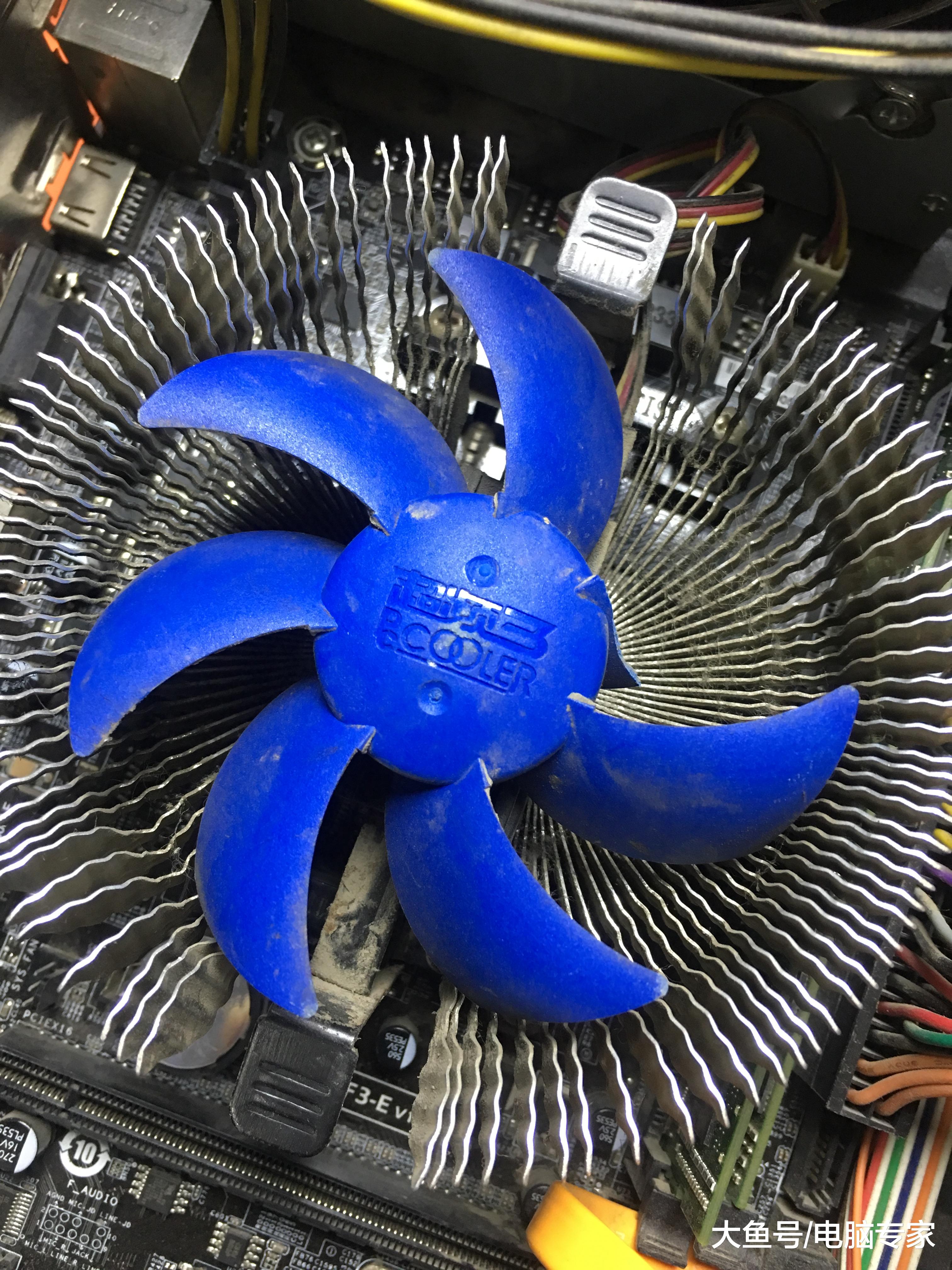 客户电脑主机内的cpu散热器