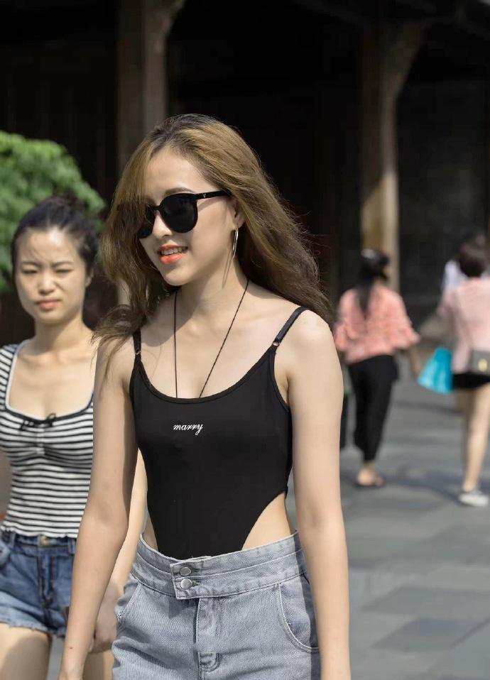 街拍：小姐姐穿泳衣逛街，还敢更有个性点吗？
