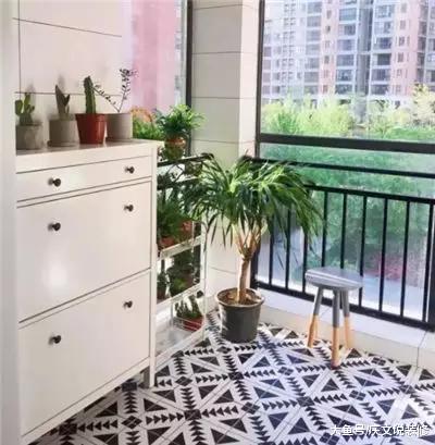 阳台地面铺什么好看？选择对了让不大的阳台瞬间惊艳！