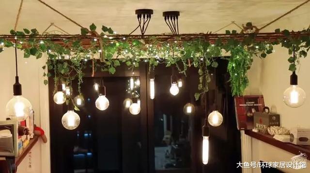 一对情侣在山上自建一栋20㎡小黑屋，两室一厅还带小院，羡煞旁人！