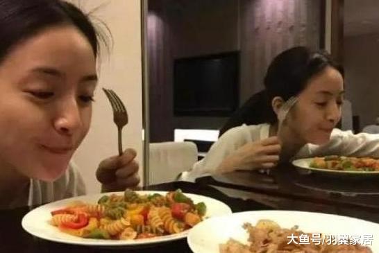 一起參觀林依晨住的豪宅，裝修非常簡約，在家還經常下廚做飯