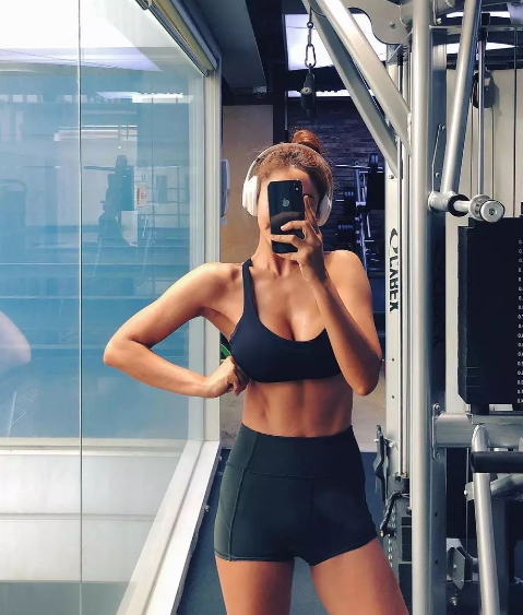 43岁女子再婚小16岁小鲜肉，靠的并不是金钱！