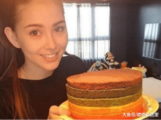 周杰伦现实的房子, 只是在墙壁上刷了白漆, 整体装修很简单