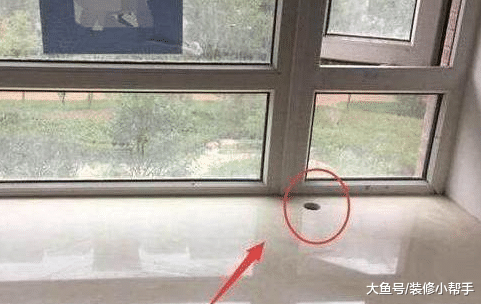 飘窗上面留个小孔，日后有大作用，过来人花钱买的经验