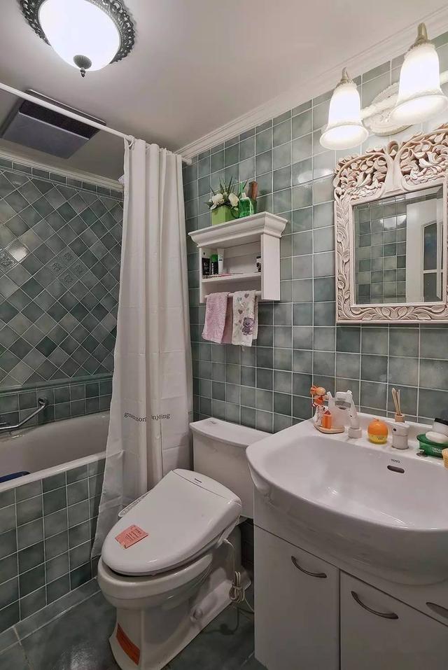 头一次见卫生间瓷砖这么贴，太漂亮了，朋友都抢着来他家上厕所