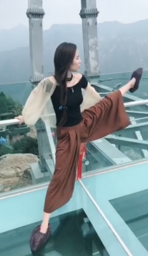 这美女一看就不恐高，活着不好吗？