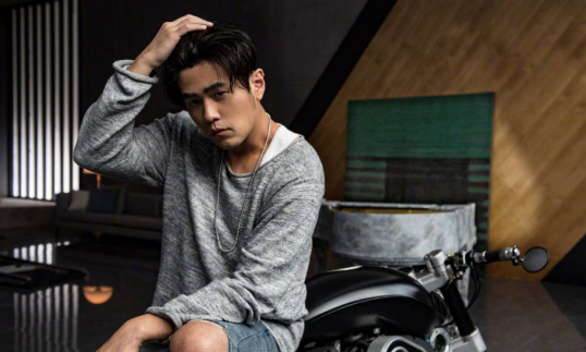 尽管没有上大学，可是努力没白费，成为大家心目中的偶像