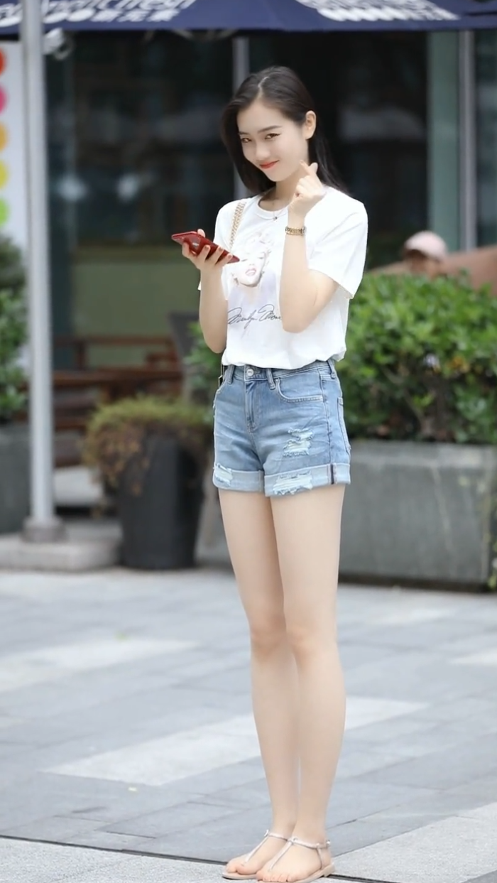 肤白貌美大长腿，笑起来又这么可亲，太接地气了