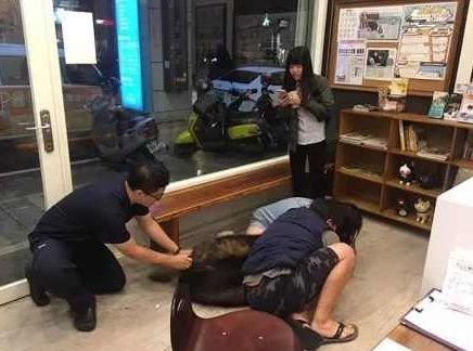200斤大狗打完预防针后发怒, 去前台找医生吵架: 叫你老板出来