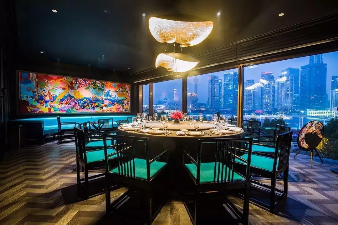 設計與美食共存，在高顏值餐廳與千條海洋生物共進晚餐！