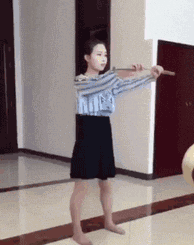 爆笑GIF：要打篮球你就正儿八经的打，你拉倒篮架干啥？