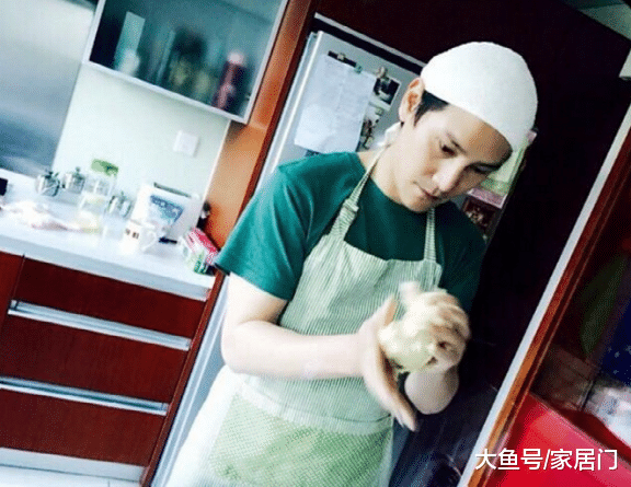 带你参观丁子峻住的豪宅，全屋都铺了木地板，在家喜欢亲自下厨