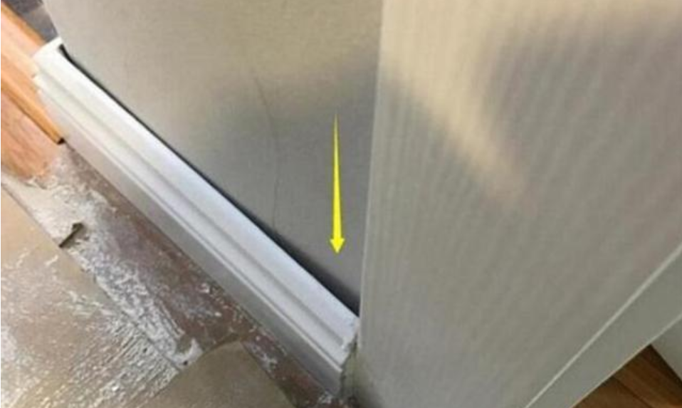 踢脚线安装到一半，师傅让找油工，可当油工过来后转身就走