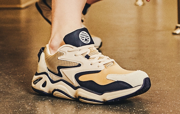 中国最尴尬的“跑鞋之王”，曾让阿迪耐克头疼，如今却被嫌弃太丑了