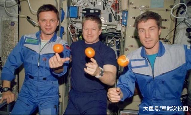 史上最悲惨宇航员,人还在太空国家却没了,怎么回地球?