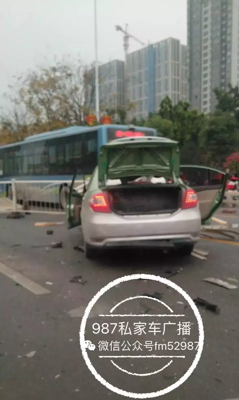 突发 | 福州火车南站交通事故, 护栏贯穿车辆前排位置......