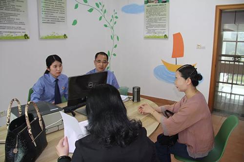 她砸了自己的房子，为何却被判刑？