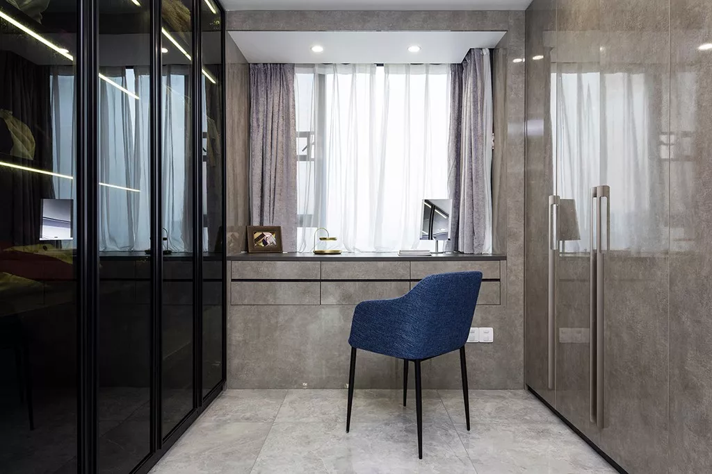 148平的现代简约风三居室，卧室里的衣帽间让人羡慕